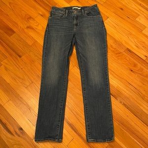 Levi’s Classic Mid Rise Skinny Jeans. Size 10. Medium Wash. EUC